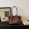 Bolsa Popular de Bolinhas Grande Capacidade Feminina 2026 Nova Versátil para o Dia a Dia Ombro Único Sob o Braço Bolsa Tote Casual de Mão