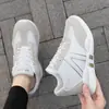 Zapatos para mujer que aumentan la altura, de suela gruesa, estilo nuevo para primavera y otoño 2026, versátiles, casuales, de tacón alto, duraderos y adecuados para un look preppy