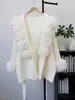 Casaco de lã dupla face com capuz, tricô e retalhos de pele sintética, novo estilo outono/inverno, exala um ar sofisticado e elegante, com cinto, um casaco de tricô moderno para mulheres