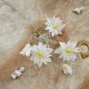[Material de flor blanca] Arreglo floral de hortensia, rosa, flor de pasto escarchado con decoración de material de hoja de niebla de techo de pasto, flor de simulación para boda
