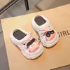 Sandalias y chanclas de exterior de EVA para niños con suela gruesa, de doble uso, con sensación de pisar caca, nuevas de verano, con puntera de carbón linda para dedos del pie