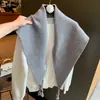 Nueva colección de otoño e invierno: Bufanda triangular de alta gama para mujer, con un diseño relajado y elegante, de corte irregular y que proporciona calidez como capa exterior.