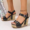 Sandalias de talla grande transfronterizas 2026 verano nuevo estilo correa de hebilla sandalias con remaches punta abierta tacón de cuña plataforma impermeable sandalias cosidas