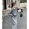 Conjunto de duas peças outono e inverno estilo coreano para o dia a dia: moletom versátil de manga longa com retalhos estampados e saia midi simples de cor sólida