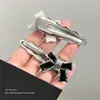 Pinza para el cabello Estilo Frío Explosivo Ins Dulce Metal Lazo Diseño de Nicho Distintivo Sentido de Diseño Lujo Ligero Pinza Lateral Accesorios para el Cabello para Mujeres