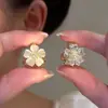 Un ear cuff de flor cúbica de zirconia de doble cara y dos vías, exquisito, pequeño, versátil, pendientes de moda, más vendidos, joyería de oreja popular entre las celebridades de internet