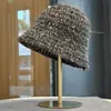 Sombrero de Mujer 2026 Nuevo Otoño/Invierno Cálido Estilo Coreano Sombrero de Punto Multicolor Ala Ancha Hace que la Cara se Vea Más Pequeña Sombrero de Pescador Sombrero de Cubo