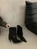 Botas Femininas de Salto Alto com Fivela, Bico Fino e Camurça Retrô, Botas para Calça 2026 Novas Botas de Cano Médio Outono/Inverno com Salto Fino