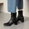 Botas de tornozelo emagrecedoras e versáteis estilo coreano com palmilhas ocultas que aumentam a altura, coleção de inverno 2026, apresentando salto plataforma, salto médio, bico quadrado, design elástico que abraça a perna e adequadas para o trajeto diário