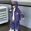 Conjunto de Roupas de Outono para Meninos 2026 Novo Macacão Infantil Jaqueta Corta-vento para Meninos Conjunto de Duas Peças Esportivo Moderno para Primavera e Outono