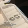 Novos brincos de barra reta em aço titânio e cobre incrustados com diamantes, argolas com tripla zircônia de 8mm de diâmetro interno para mulheres, design de nicho, brincos personalizados