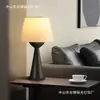 Nova luminária de mesa simples e elegante em estilo vintage para sala de estar e escritório, luminária de cabeceira de madeira maciça para uma atmosfera aconchegante no quarto