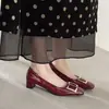 Zapatos de Mujer Elegantes y de Moda 2026 Estilo Nuevo Punta Cuadrada Tacón Medio Grueso Sin Cordones Zapatos de Piel con un Refinado Diseño Bajo