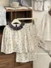 8013 Ropa de Casa para Niñas 26 Otoño Nueva Mezcla de Lana Dulce Floral Cuello con Volantes Manga Larga Pantalón Largo Conjunto de Dos Piezas Cálido