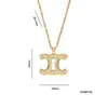 Collar Cruzado Doble C Europeo y Americano para Mujer Lujo Accesible Gama Alta Arco del Triunfo Sin Decoloración Letra Cadena para Clavícula de Acero de Titanio Exquisito