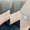 Pulsera de Trébol de Cuatro Hojas de Diamantes Incoloros de Acero de Titanio para Mujer, Diamante Flash de Cinco Flores en Pulsera de Alta Gama, Pulsera Simple Estilo Chanel