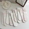 Calcetines Rosas de Encaje Miu Estilo Ballet Suxinaimin para Mujer, Delgados Huecos Estilo Crema Holgados para Primavera y Otoño