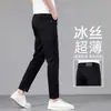 Jeans cropped negros de seda helada que no se decoloran para hombre, verano 2026, pantalones casuales rectos elásticos finos de corte ajustado