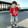 Conjunto de Verão para Meninos Estiloso Chique Estilo Coreano Gravata Estampa Digital Manga Curta Conjunto de Duas Peças Novo Conjunto de Verão Infantil