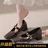 Sapatos Mary Jane estilo francês de bico quadrado e salto grosso, novo modelo primavera e outono 2026, adequados para combinar com saias, sapatos de salto alto retrô versáteis elegantes