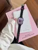 La correa de reloj pequeña, delgada, grabada con láser, hueca y de color bloqueado con patrón de estrellas es adecuada para Apple Watch Series 12, 11 y 10