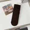 Calcetines versátiles de punto medio para mujer, de rayas verticales estilo Miu, sin costuras, color liso, para primavera y otoño; calcetines para mujer en color gris y café para otoño e invierno