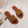 Novas Chinelas Planas de Corte V de Tamanho Grande para Comércio Exterior para Mulheres, Sandálias Leves Simples de Cor Sólida para Uso Externo de Verão com Biqueira Aberta