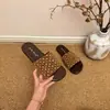 Design simples de uma alça com estampa de bolinhas, moderno e estiloso, perfeito para usar ao ar livre.. Nova coleção de verão 2026, nicho e estilosa para mulheres