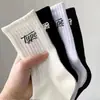 Calcetines Zhuji para Mujer Absorbentes de Sudor y Desodorantes Estilo Coreano Versátiles Tendencia ins Color Puro Letra Deportivos de Pareja Calcetines de Media Altura
