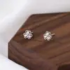 Pendientes de Plata de Ley S925 de Tres Hojas para Mujer, Incrustados con Diamantes, Brillantes, Compactos, Modernos, Delicados, Dulces, Versátiles, Adecuados para Estudiantes con Orejas Perforadas