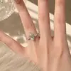 Brillante y elegante, este anillo de diamantes grande y llamativo presenta piedras simuladas de moissanita, lo que lo convierte en un anillo de compromiso perfecto para mujeres.. Es un accesorio ligero y lujoso que complementa cualquier atuendo para el uso diario.