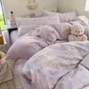 Nuevo juego de ropa de cama de gasa de doble capa con sensación de nube, disponible en un juego de cuatro piezas para dormitorio y un juego de tres piezas para cama individual, que incluye una funda de edredón, una sábana plana y una sábana bajera.