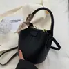 Bolso de mujer de textura de alta calidad otoño e invierno 2024 nuevo bolso diseño nicho bolso bandolera moda portátil bolso cubo al por mayor