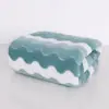 Novo Estilo Casa Secagem Rápida Coral Fleece Toalha de Banho Grande Espessa Toalha de Banho Transfronteiriça Listra Larga Absorvente Padrão Onda d'Água Toalha de Banho Atacado
