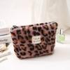 Bolsa de Cosméticos de Pelúcia Outono e Inverno Transfronteiriça Grande Capacidade Bolsa de Armazenamento para Skincare Estampa de Leopardo Bolsa de Cosméticos Portátil Conjunto com Lenço