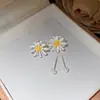 Brincos de Pérola com Pingente de Flor Gota de Óleo Agulha de Prata para Mulheres Nicho Luxo Leve Design de Ponta Brincos Modernos Temperamento Versátil Acessórios de Brincos