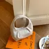 Nova bolsa de mão pequena 2026, couro PU, nicho e estilosa, bolsa de ombro plissada estilo coreano, bolsa transversal moderna e versátil para mulheres