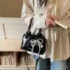 2026 Nova Bolsa Quadrada Pequena Estilo Coreano com Laço e Pingente de Pérola para Mulheres, Bolsa Transversal Fashion Versátil, Nicho de Luxo