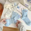 Meias de Cano Médio Bordadas em Desenho Animado Meias com Etiqueta de Tecido Listradas em Creme e Azul para Mulheres Outono e Inverno Novas Meias Slouch de Algodão Penteado com Agulha Dupla