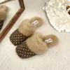 Novas sandálias chinelo fofas de bolinhas retrô 2026 para mulheres, quentes e com forro de fleece para outono e inverno, de sola baixa, adequadas tanto para uso interno quanto externo