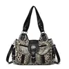 2026 Bolsa Feminina Moda Garota Apimentada com Rebites Estampa de Leopardo Bolsa de Mão Casual Bolsa Transversal de Ombro Nova Tendência Transfronteiriça Bolsa de Ombro Única em Couro Lavado Feminina