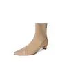 Visual suave estilo coreano com casaco, botas curtas de bico fino com salto médio grosso, com partes em camurça de couro nude, inverno 2026, para mulheres