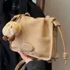 Bolso de diseño de nicho para mujer, nuevo bolso de mensajero plisado de alta calidad de moda 2023, bolso de hombro popular versátil para otoño e invierno.