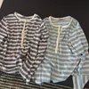 2026 Nueva Camiseta de Moda Coreana con Cuello Redondo y Mangas Largas para Mujer, Corte Holgado, Adelgazante, Top Versátil con Rayas de Botones