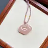 Estuche de Regalo Auténtico Natural: Colgante de Hebilla Pacífica, Colgante de Cerradura Ruyi de Doble Cara de Calcedonia Blanco Hielo, Nube Propicia de Calcedonia