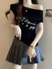 Camiseta Cropped de Manga Curta com Estampa de Letras Niche Inspirada em Design para Mulheres, Verão Doce Picante Ombro a Ombro Slim Fit com Senso de Estilo