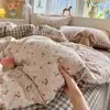 Juego de Ropa de Cama de Gasa de Doble Capa de Algodón Acolchado Clase A, Fresco Juego de Funda Nórdica y Sábana de Cama con Dibujos Animados, Juego de Tres Piezas para Dormitorio de Estudiantes