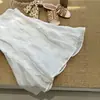 Vestido Branco Francês com Decote V, Bordado Ondulado, Sem Mangas 13008