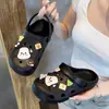 2023 Novas Pantufas com Sensação de Pisar em Cocô Femininas de Verão Sola Grossa Antiderrapante Casal para Uso Externo EVA Estilo Crocs Masculino