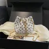 Moda de Verano Bolso Cruzado Sencillo de Lunares con Cadena para Mujer 2026 Nuevo Bolso Cubo de Cordón de Color Sólido Bolso Nube
